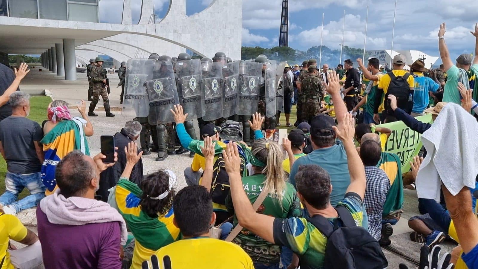 NO CÉU DA PÁTRIA NESSE INSTANTE